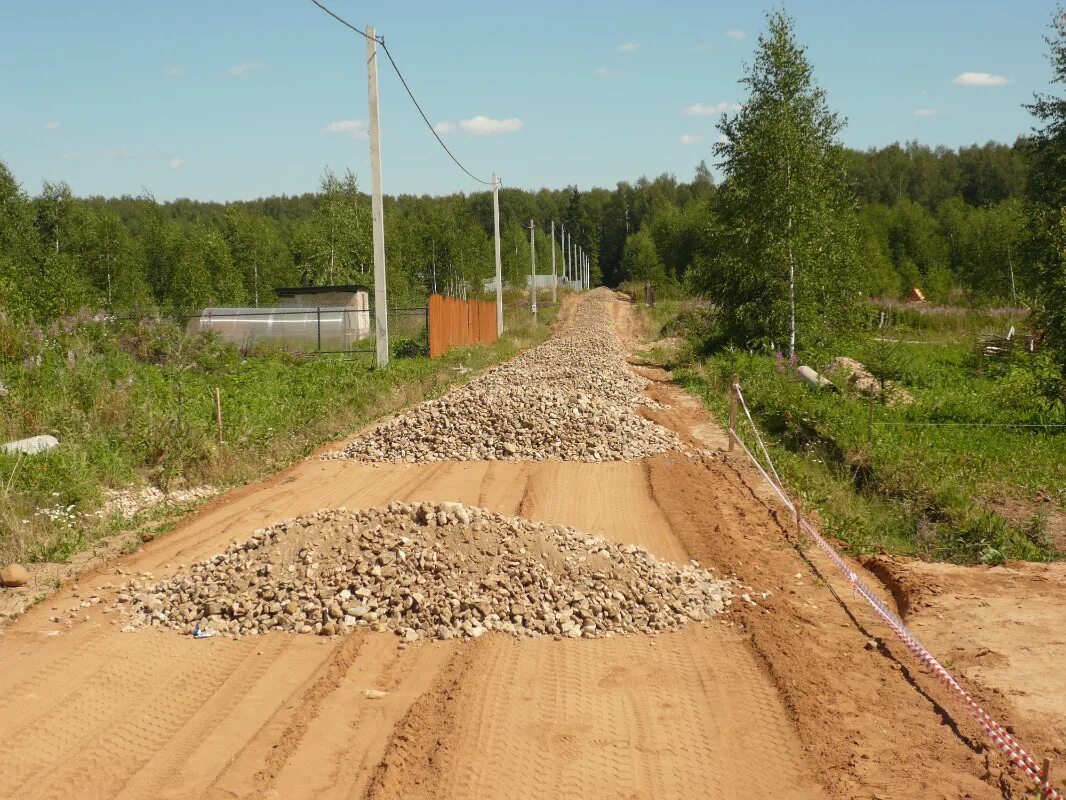 Чем лучше отсыпать дорогу. Отсыпка дороги. Отсыпка участка. Отсыпка участка ПГС. Подсыпка дорог.