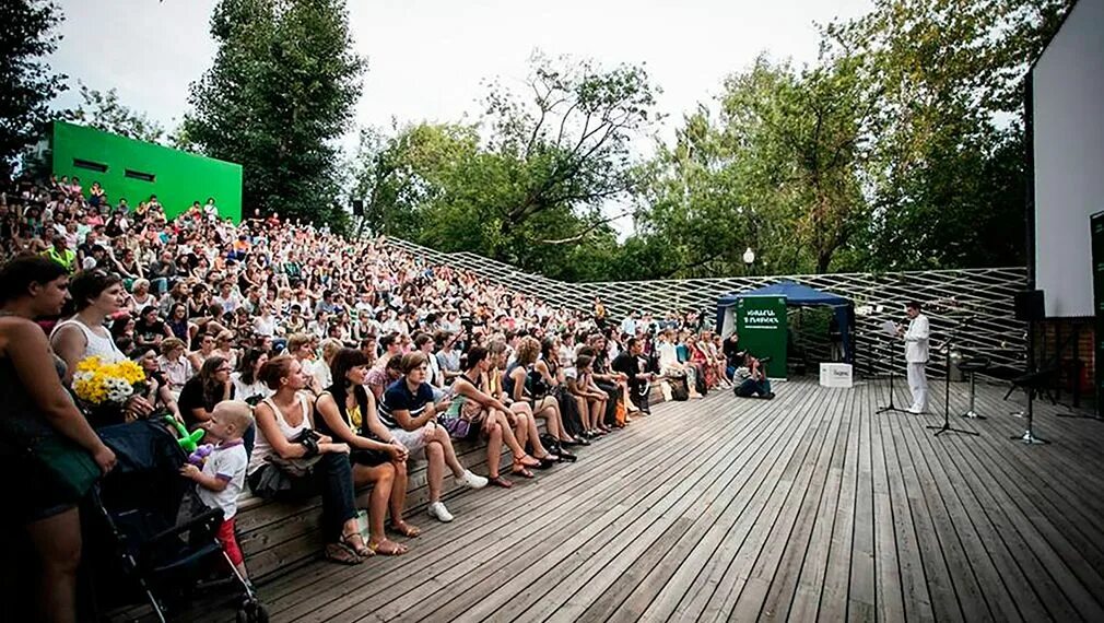 Парк горького гуляния. Летний кинотеатр в парке Горького. Парк Горького летний кинотеатр Пионер. Летний кинотеатр Москва парк Горького. Парк Горького улица Крымский вал владение 9.