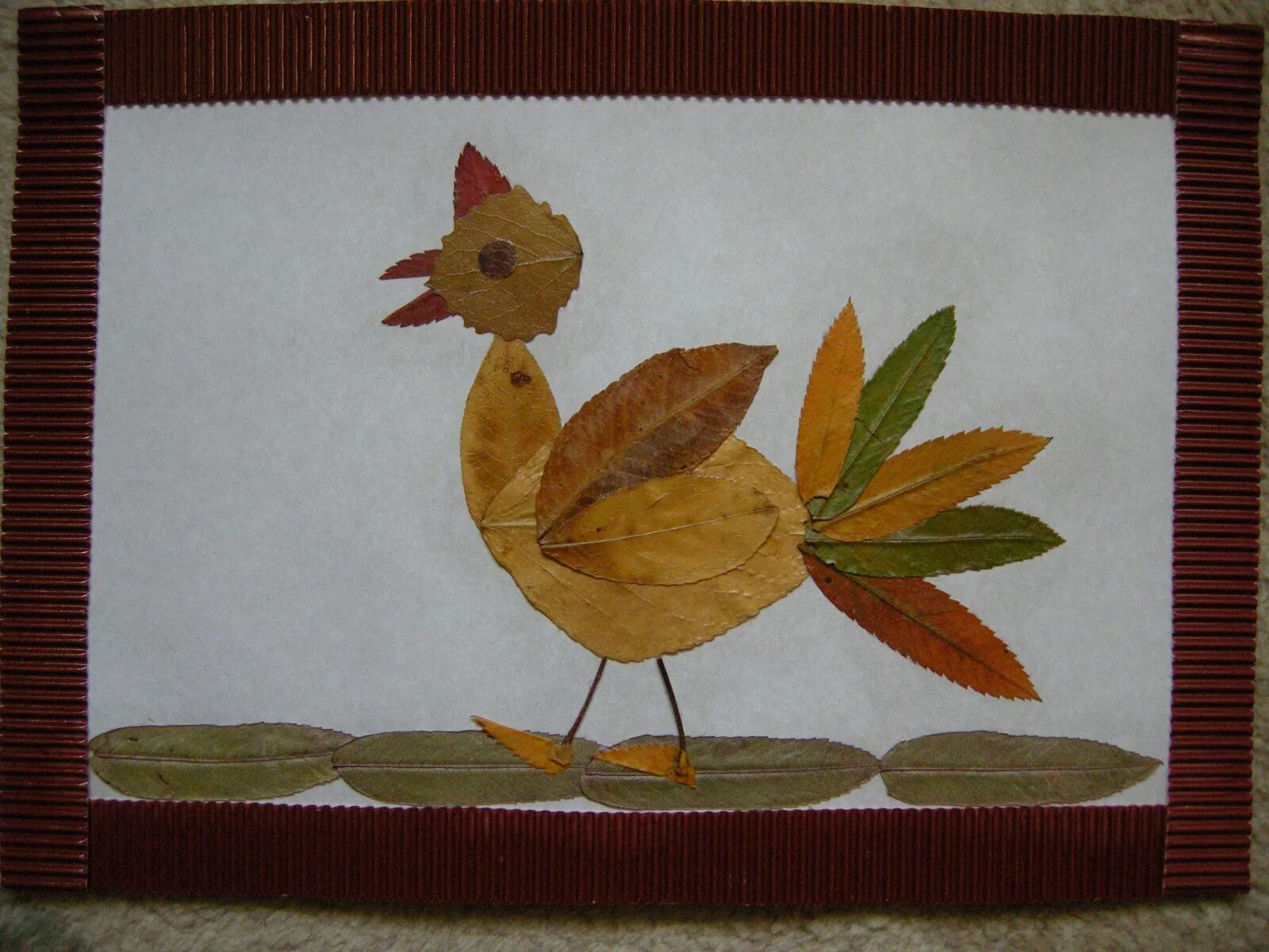 Композиция из листьев. Птица из листьев аппликация. Аппликация из засушенных листьев. Панно из листьев. Уточка из листьев.