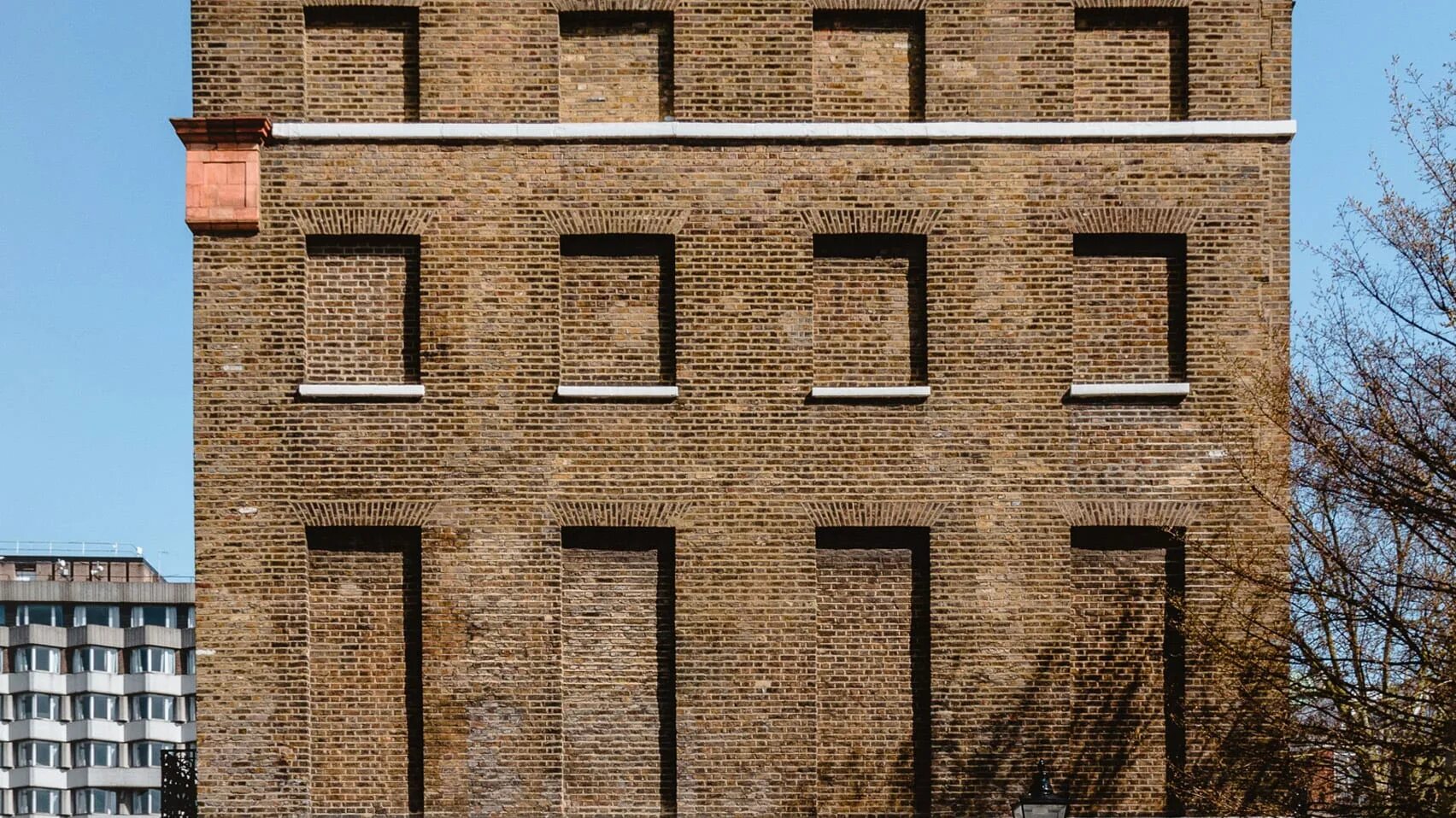 Окна в англии. Как замуровать окна фото. Кирпичная стена побег. Prison wall. Налог на окна в англии.