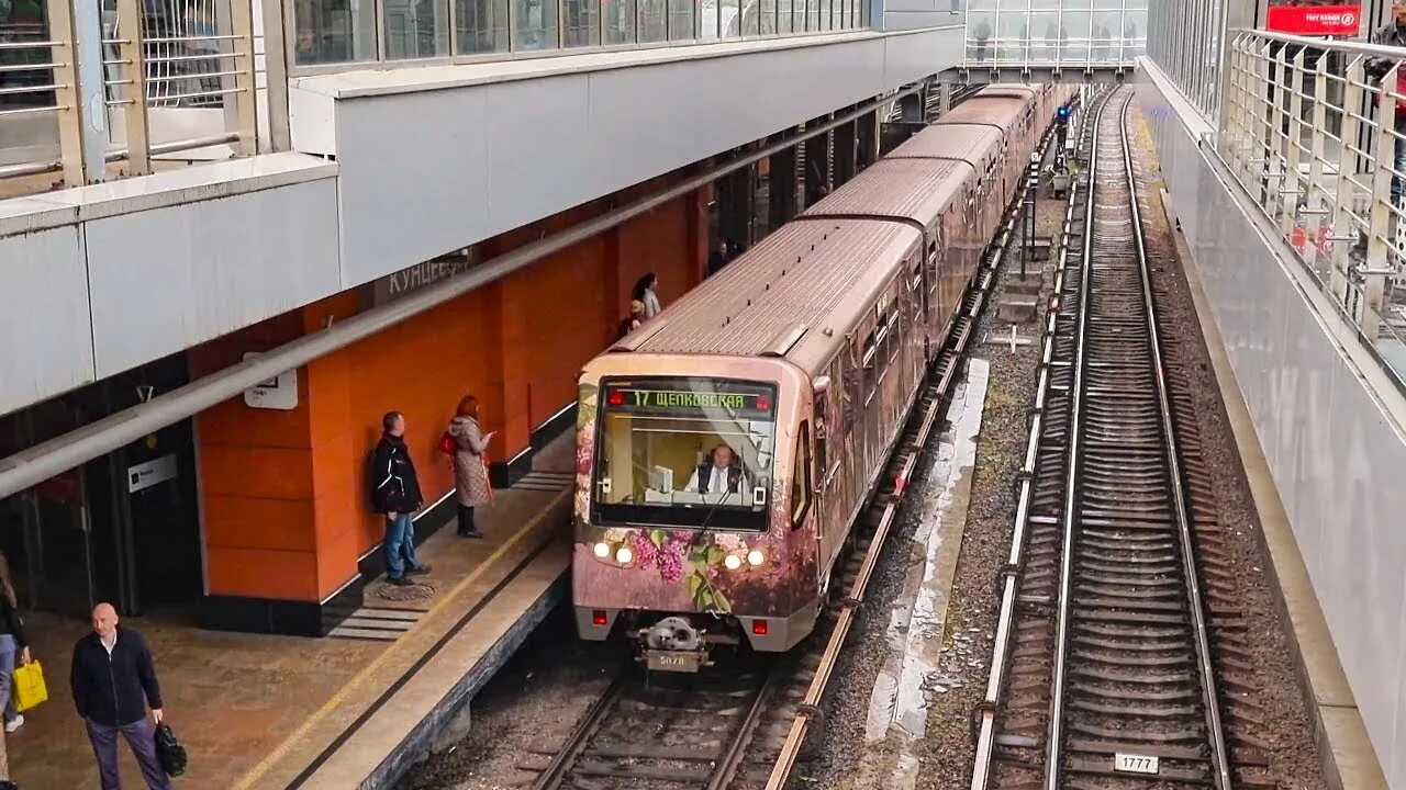 Поезд метро. Станция Кунцевская. Электричка метро. Железная дорога "метро". Арбатская кунцевская