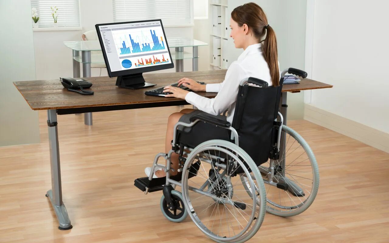 Работа для ограниченных людей. Компьютер для инвалидов. Компьютеры для людей с ограниченными возможностями. Оборудование рабочих мест для инвалидов. Инвалид за компьютером.