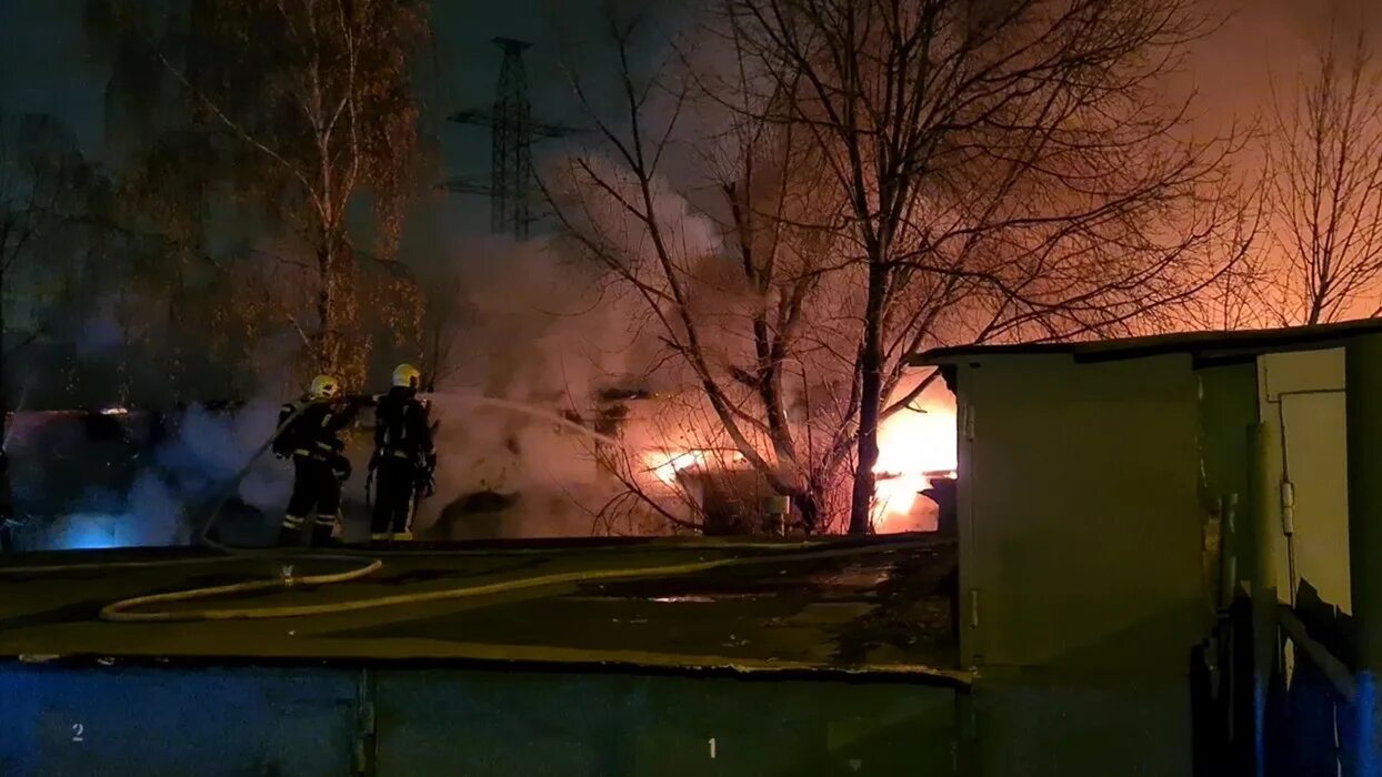 Пожар в Москве. Пожар кафе на Каширском шоссе. Пожар горит. Пожар в гаражном боксе. Пожар в московской области крокус