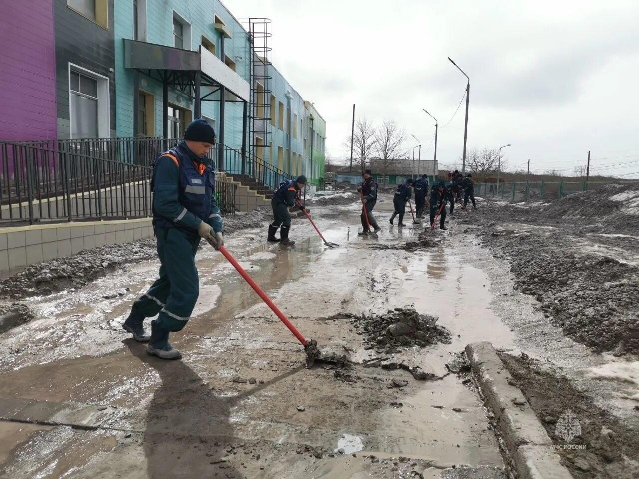 Посёлок ключи Камчатский край. Ключи Усть Камчатск. Посёлок Раздольный Камчатский край. Спасатель МЧС.