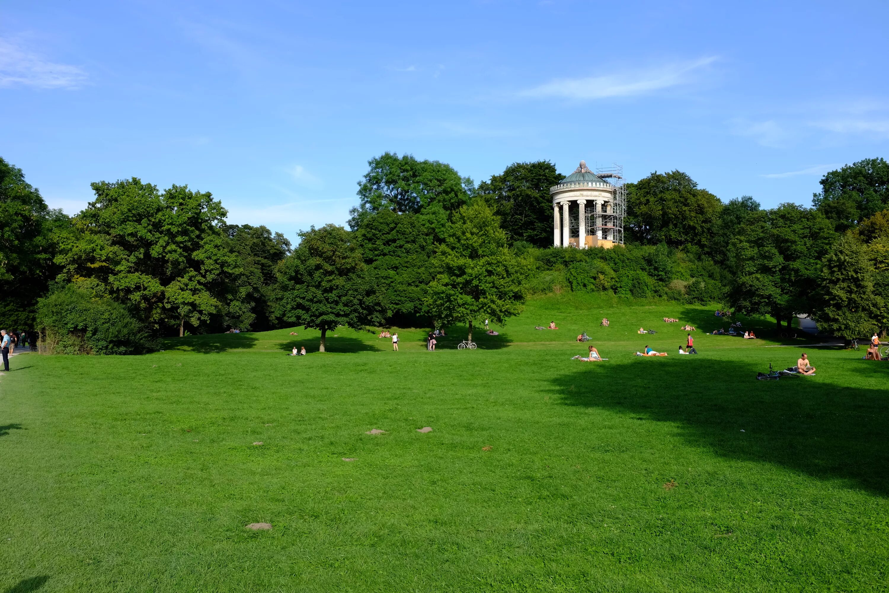 Парк фицрой гарденс. English park 1. Английский сад в мюнхене. Пейзажный парк англия 18 век. Английский сад петергоф.