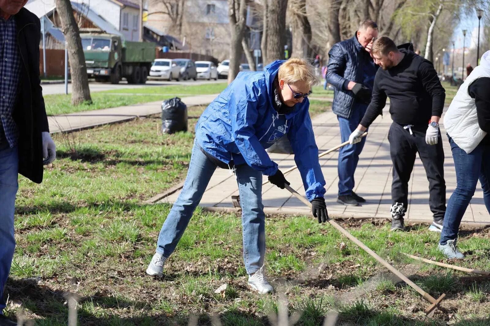 Люди вышли на субботник. Субботник. Субботник в апреле. Общегородской субботник. Люди на субботнике.