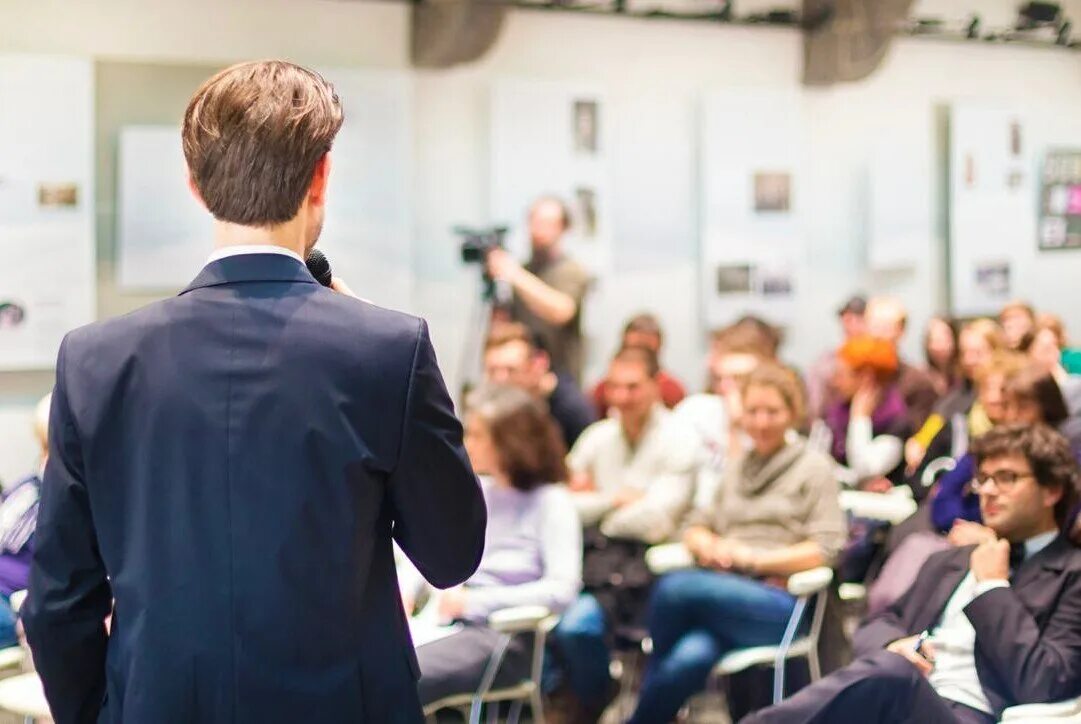 Спикер оратор. Тренинги в сингапуре. Успешный оратор. Конференция бизнесменов. Успешный оратор.