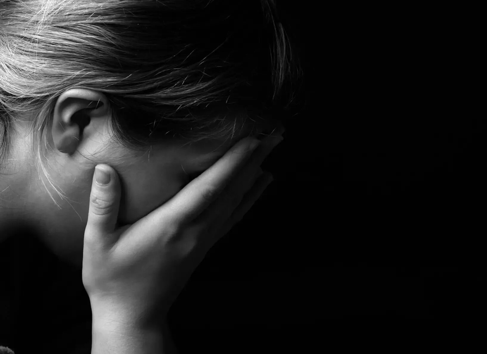 Пла чу. Женщина плачет. женщина закрывает лицо руками. слезы женщины. девушка.