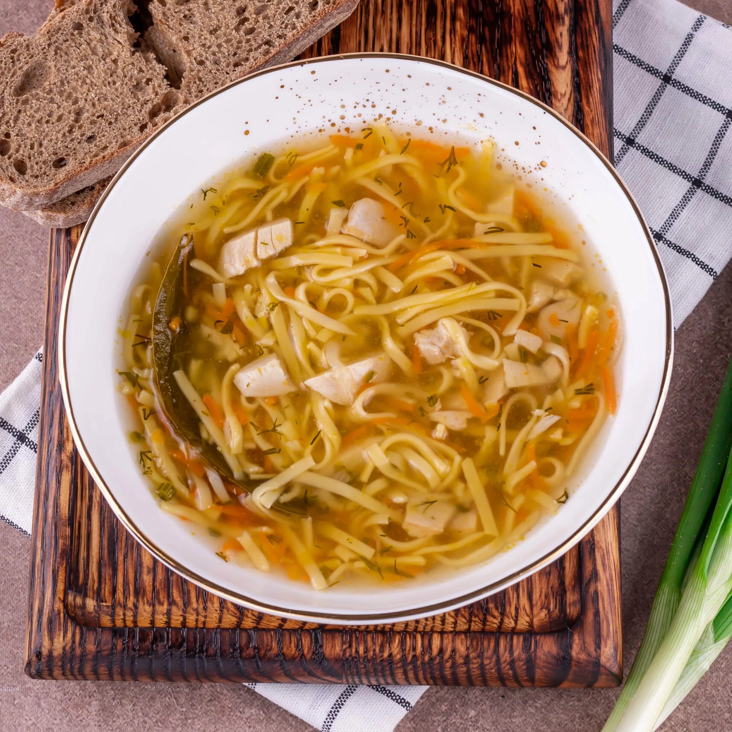 Сделать лапшу домашнюю для куриного супа. Лапша домашняя. Суп лапша по домашнему. Суп лапша по казачьи. Лечебный суп лапша.