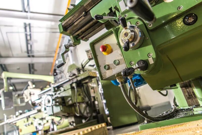 Находить станок. Фрезеровочный цех. Горизонтально фрезерный станок х6140. Токарный станок c11mb. Станок старого образца.