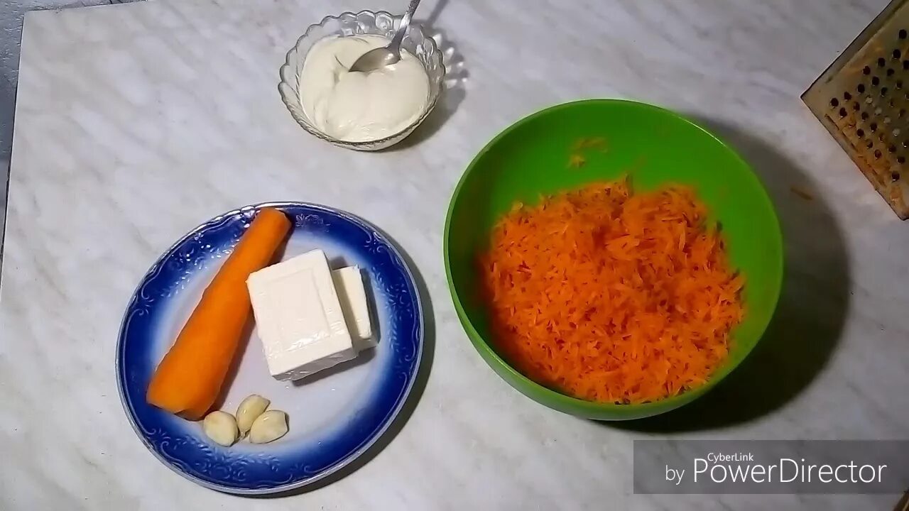 Морковь плавленый сырок. Салат из морковки с плавленным сыром. Салат с морковкой и сыром плавленным и чесноком и майонезом. Салат с морковью и плавленным сыром и чесноком. Морковь с чесноком.
