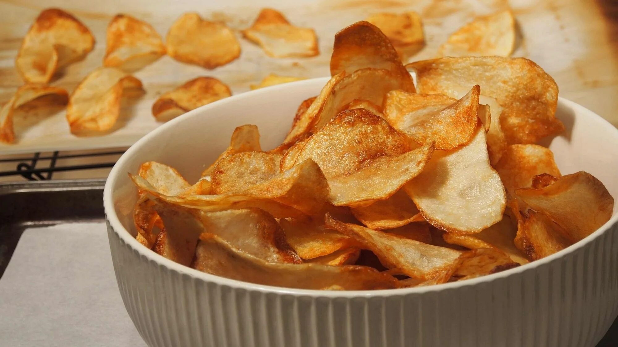 Достать чипсы. Чипсы батат. чипсы потатос. чипсы crispy. чипсы crispy chips.