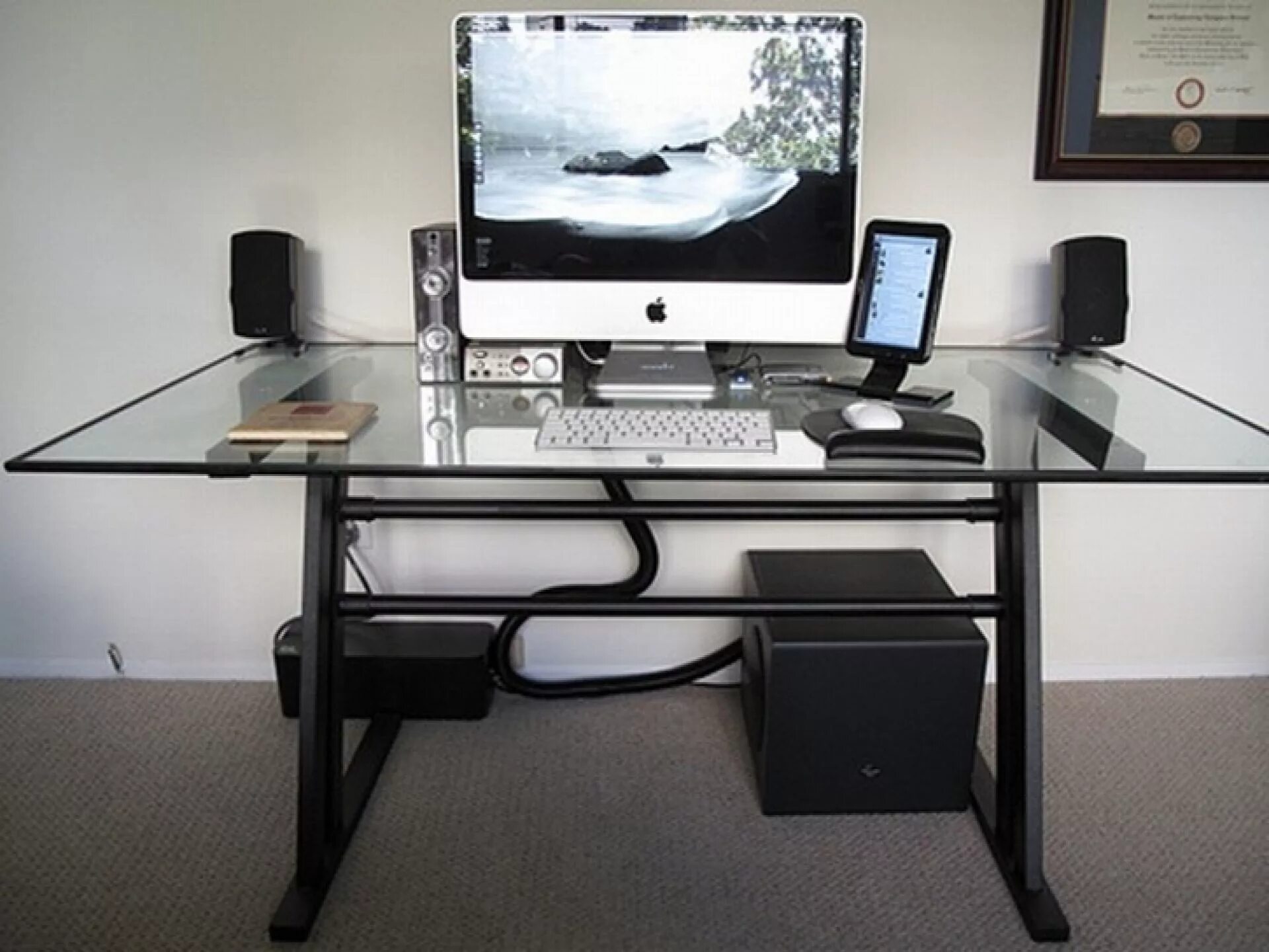 Тоже что и стол компьютера. Рабочий компьютерный стол. Современные компьютерные столы. Крутой компьютерный стол. ПК В столе.