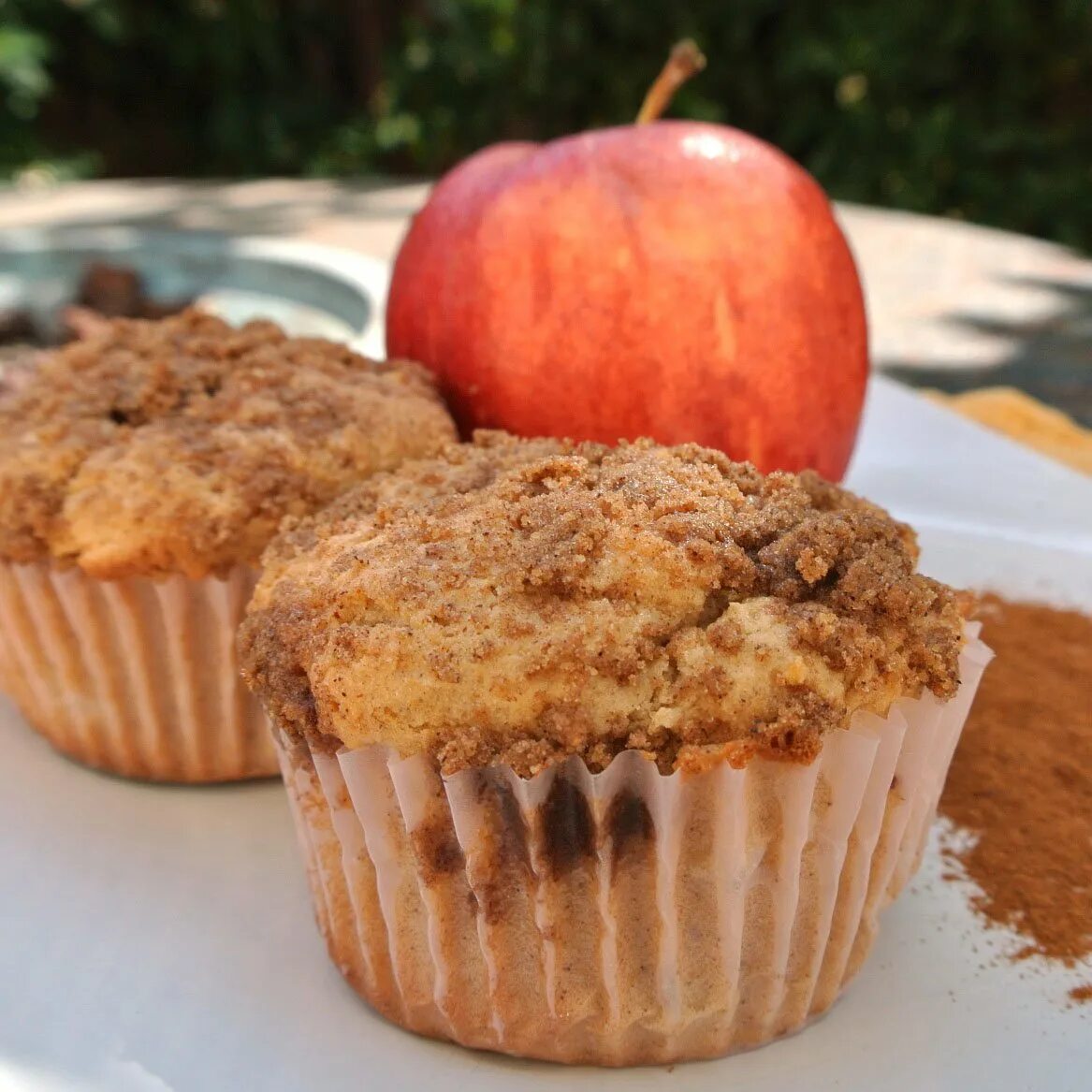 Кексы с корицей. Apple Cinnamon Streusel. Яблочные маффины. Маффины с яблоками. Яблочный Мафин с корицей.