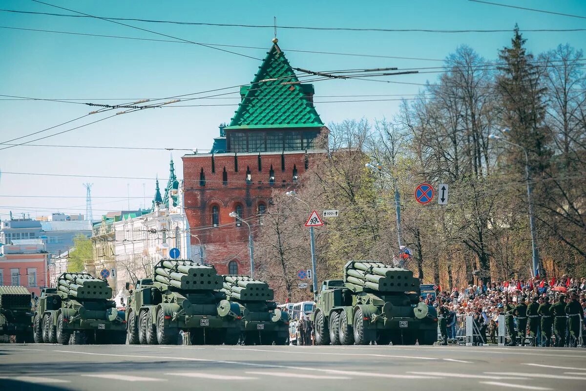 Нижний новгород какой военный. Парад Победы Нижний Новгород площадь Минина. Парад Победы 9 мая Нижний Новгород Минина. 9 Мая в Нижнем Новгороде площадь Минина и Пожарского. Парад Победы 2015 год Нижний Новгород.