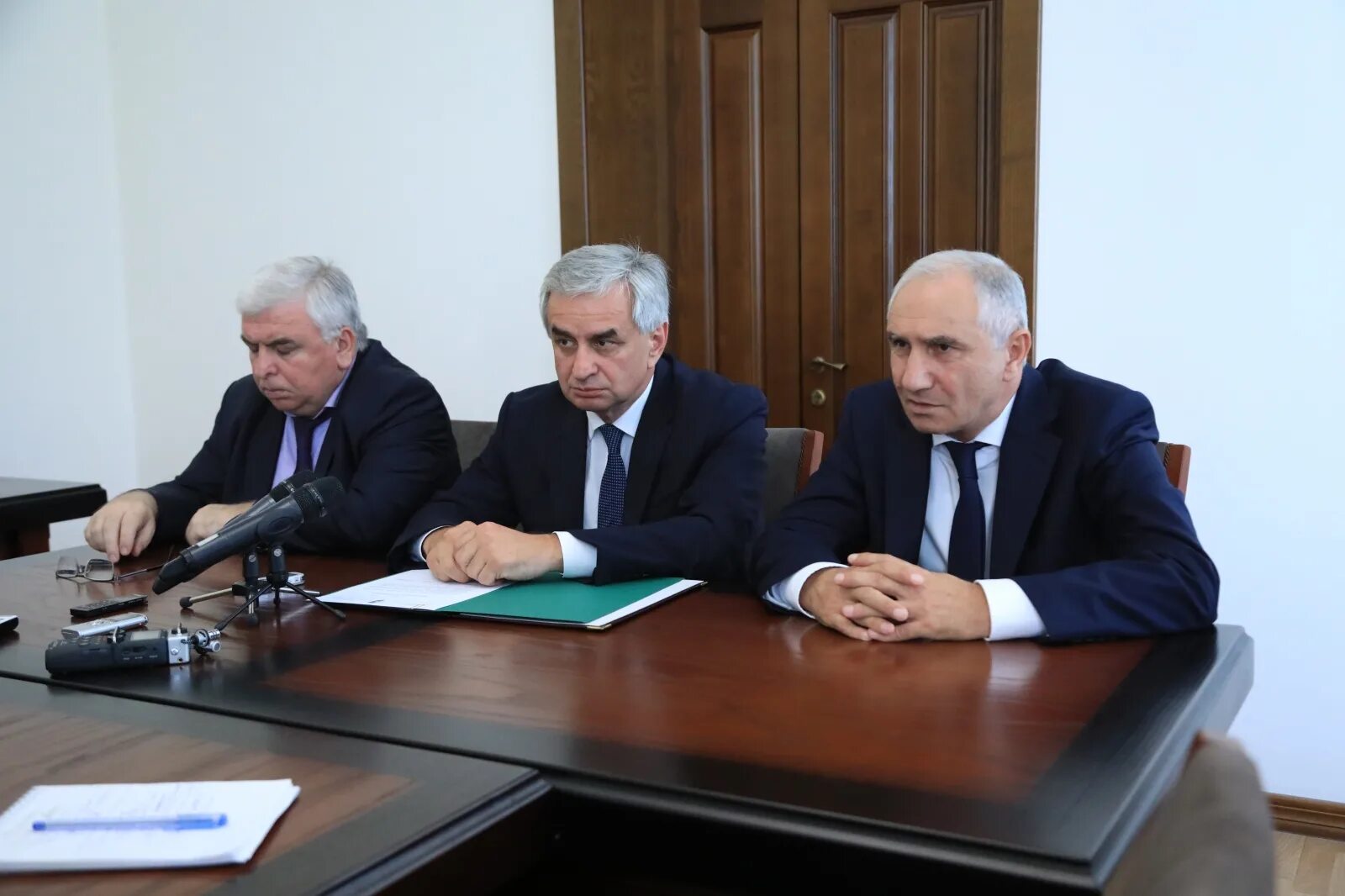 руководитель фсб рд республики дагестан. здание правительства абхазии сухум. правительство республики абхазия. кабинет министров правительства республики абхазия. кабинет министров республики абхазия здание.