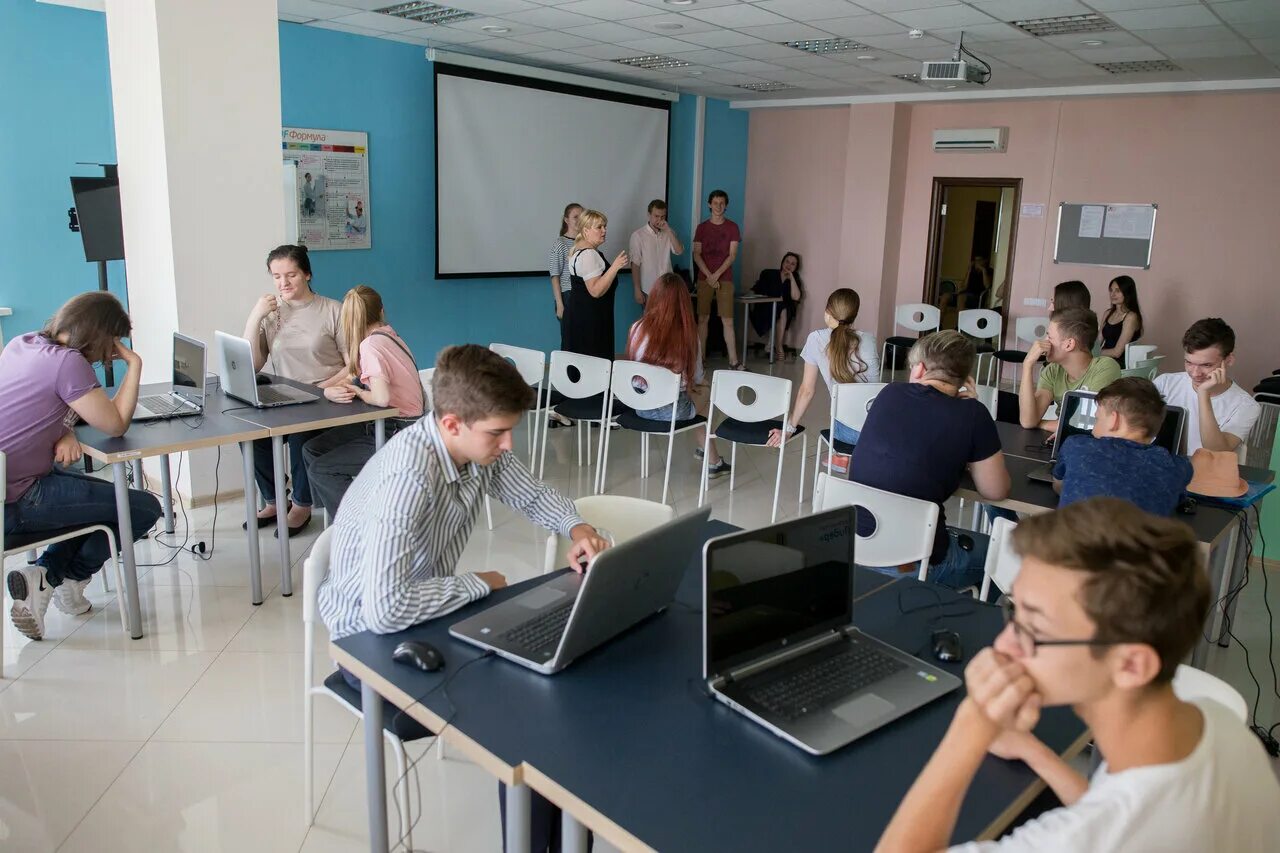 Гимназия имени карла орфа. Цдо мыски. 4в класс 113 школа коньково. Школа 18 серпухов. Лидер надпись.