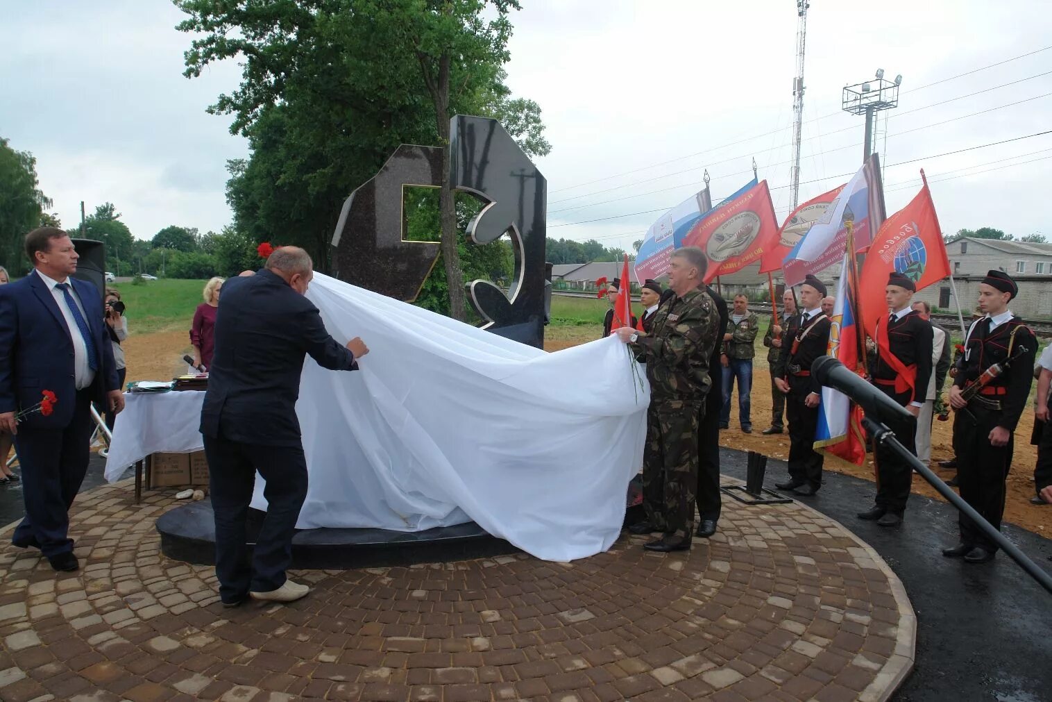 Поселок Дубровка Брянская область. Посёлок Дубровка Брянской области памятники. Дубровка поселок Брянск. Памятник на Дубровке. Новости брянской области о войне брянска последние