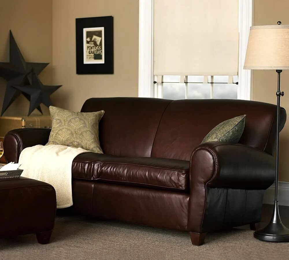 Спинка кожаного дивана. Коричневый кожаный диван. Кожаный диван коричневого цвета. Темно коричневый диван. Темно коричневый кожаный диван.