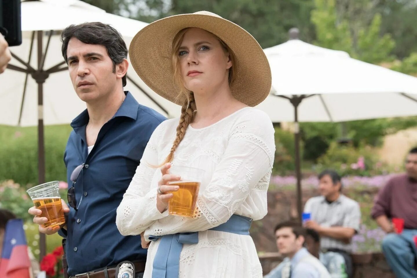 Острые предметы сериал камилла. Sharp objects. Эми адамс острые предметы. Острые предметы сериал камилла. Острые предметы сериал эми адамс курит.