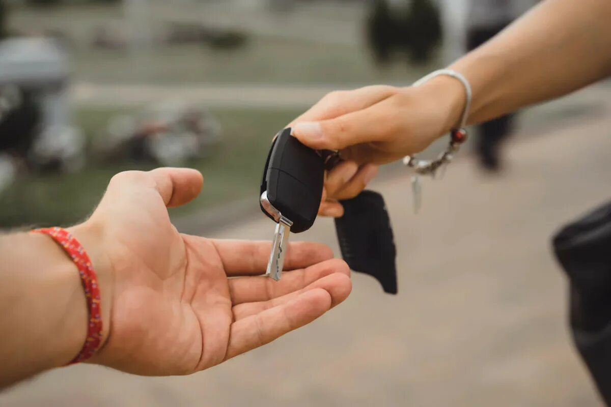 Рука с ключами авто. Красивые ключи авто. Парень с ключами от машины. Ключи от машины в руке. Ключи от мерседеса.