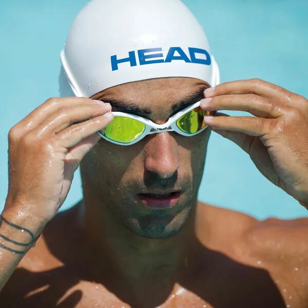 Очки для плавания в бассейне. Очки и шапочка для плавания. Шапочка для плавания на человеке. Подобрать очки для плавания.