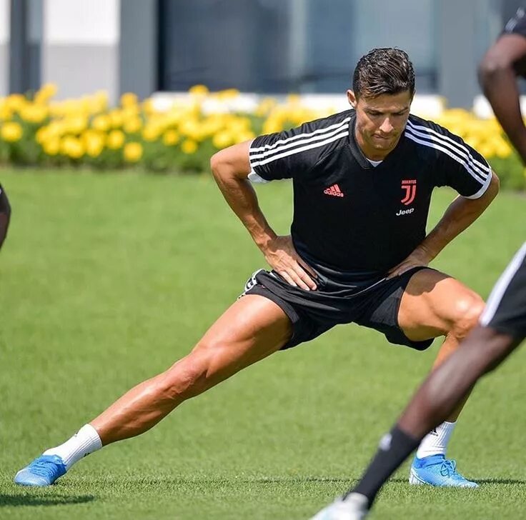 Тренировки криштиану роналду. Ноги роналдо. роналду на тренировке. cristiano ronaldo ноги. роналду тренировка ног.