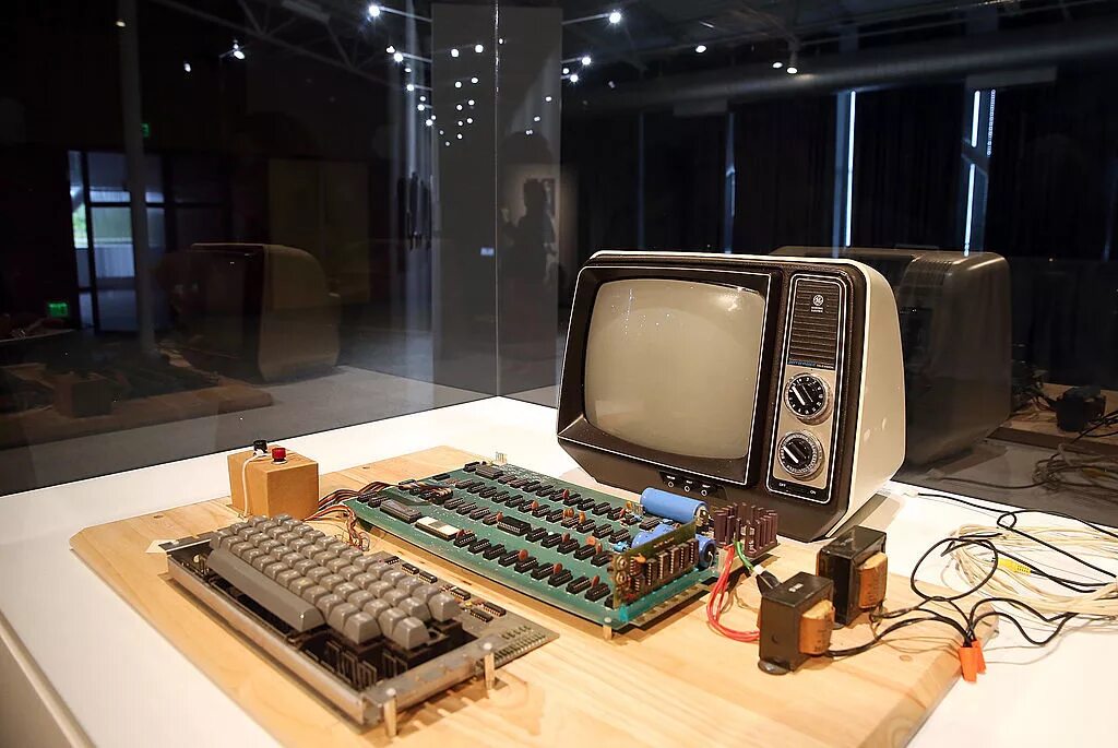 First apple. Apple 1. Apple 1 компьютер. Эппл 1976. Первый персональный компьютер Стива Джобса.