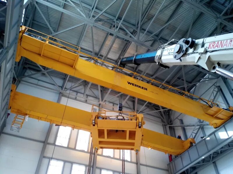 Монтаж грузоподъемного оборудования. Грузоподъемное оборудование. Решетчатый мостовой кран. Монтаж промышленного оборудования. Мостовой кран demag.