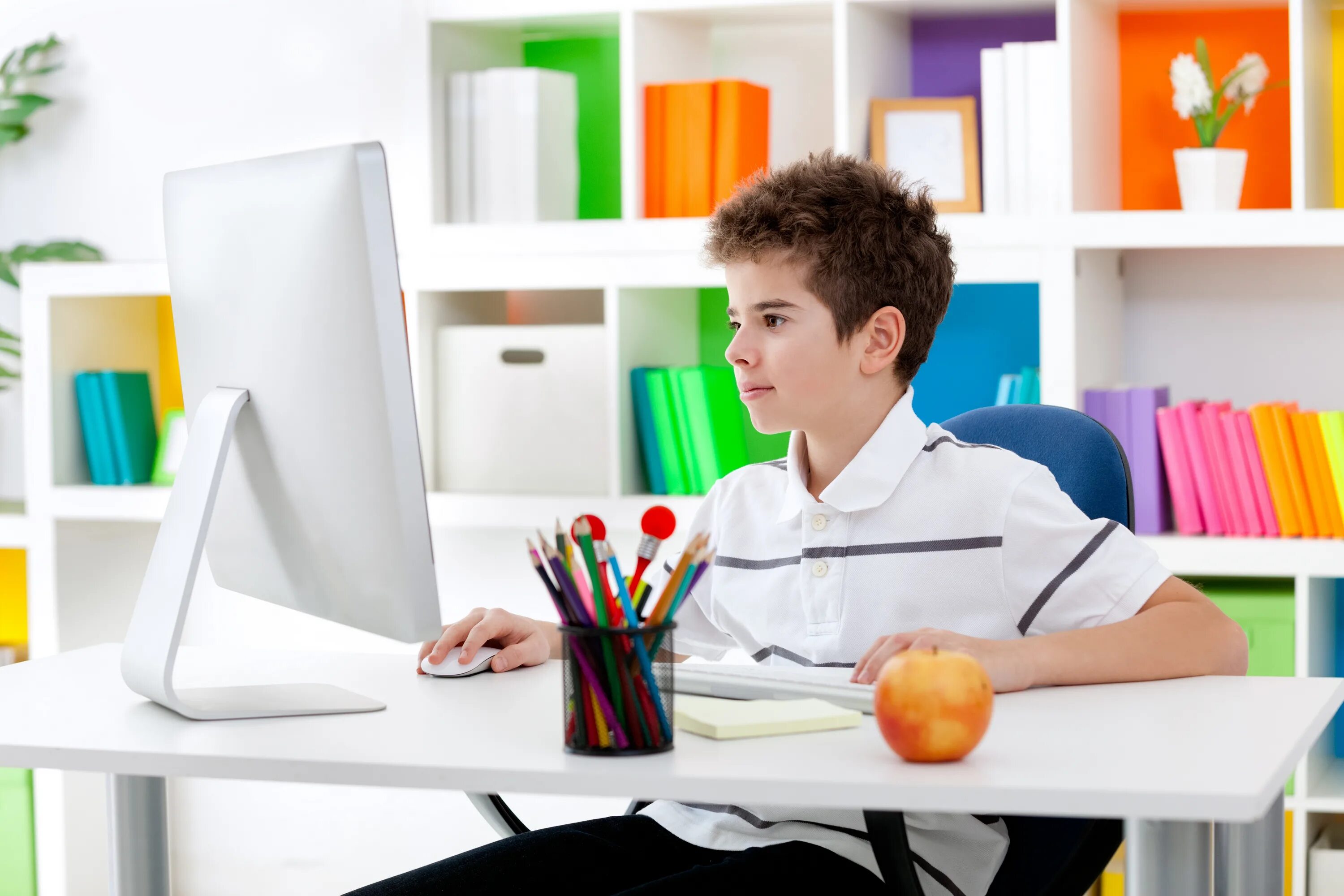 Ученик с ноутбуком. Ребенок за компьютером. Компьютер для школьника. Школьник у компа. Интернет урок ученик