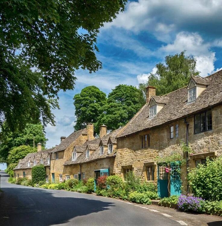 English village. Котсволдс Англия деревня. Глостершир Англия. Юг Англии Котсуолдс. Котсуолд Хилс Англия.