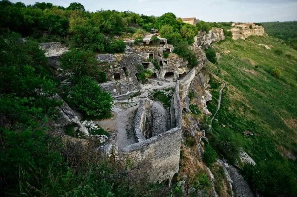 Города в горном крыму. Чуфут-Кале Бахчисарай. Бахчисарай крепость Чуфут. Бахчисарай пещерный город Чуфут-Кале. Пещерный город-крепость Чуфут-Кале (Бахчисарай).