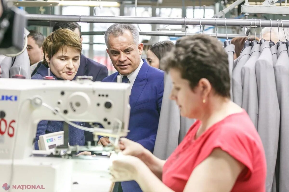 Фабрика на фабрике шьют. Китайцы шьют одежду. Фабрика фото. Международный рынок Молдова.