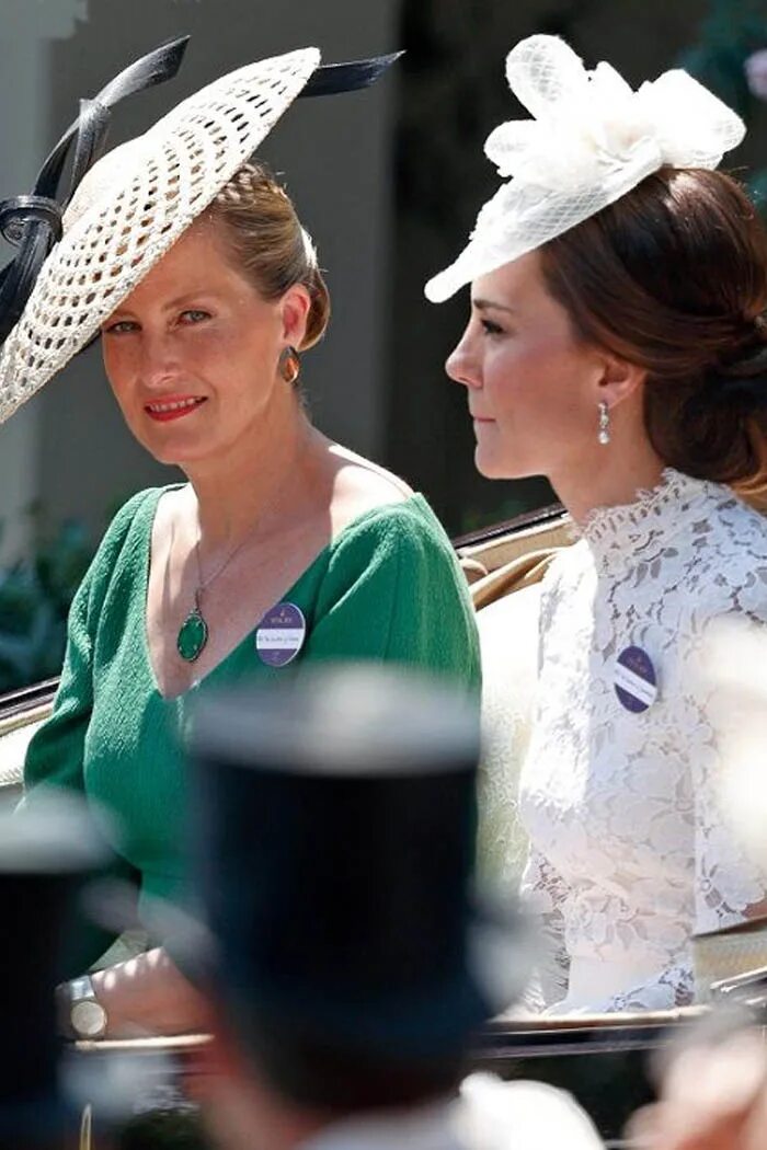 Королева испании елизавета 2. Королевская семья англии король и королева. Семья елизаветы 2 королевы англии древо. Бриллиантовый юбилей королевы елизаветы 2. Все королевы вместе.