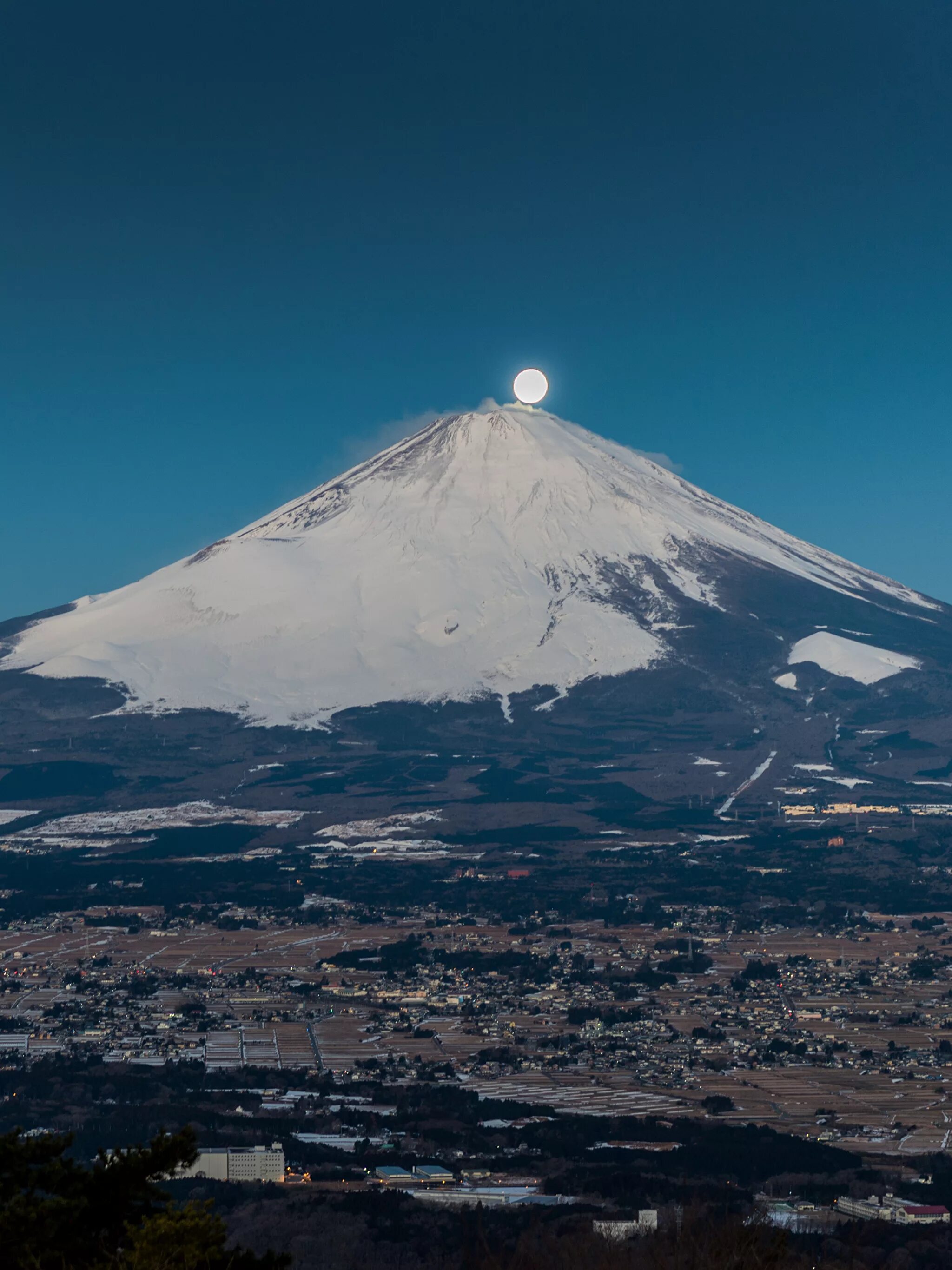 Вулкан в Японии. Гора-вулкан Фудзияма. Вулкан Фудзияма в Японии. Вулкан Фудзияма извержение. Фудзияма действующий или потухший