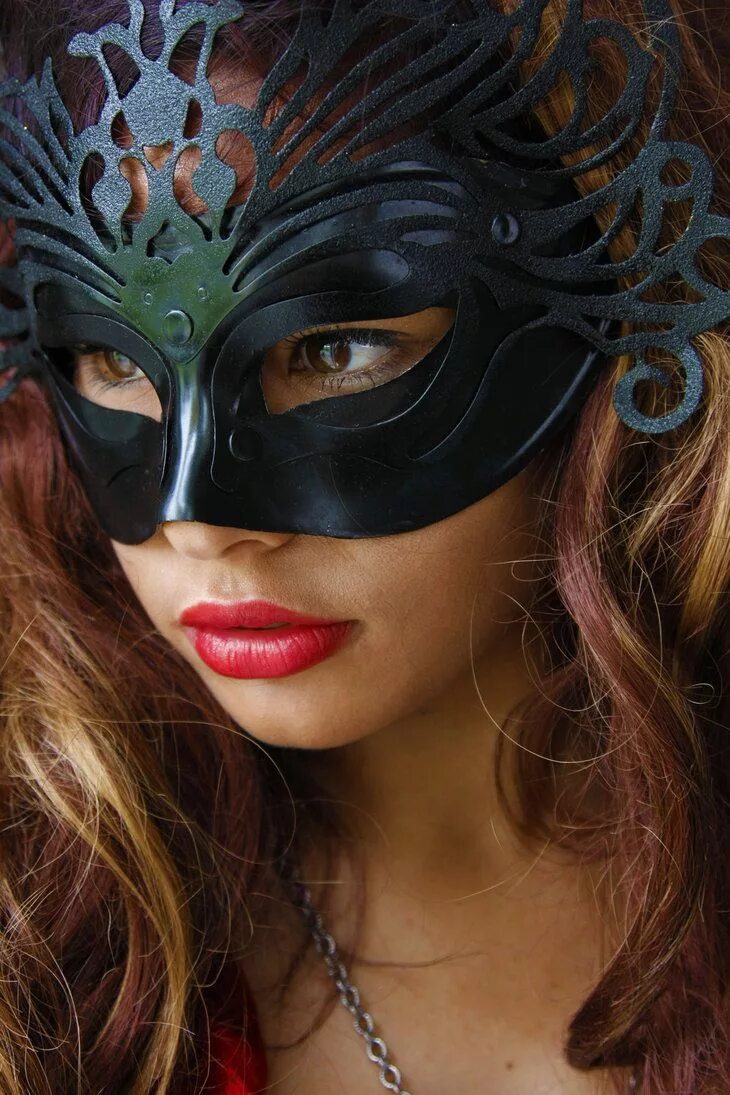 Девушка в маске. Девушка в карнавальной маске. Красивая девушка в маске. Загадочный ник