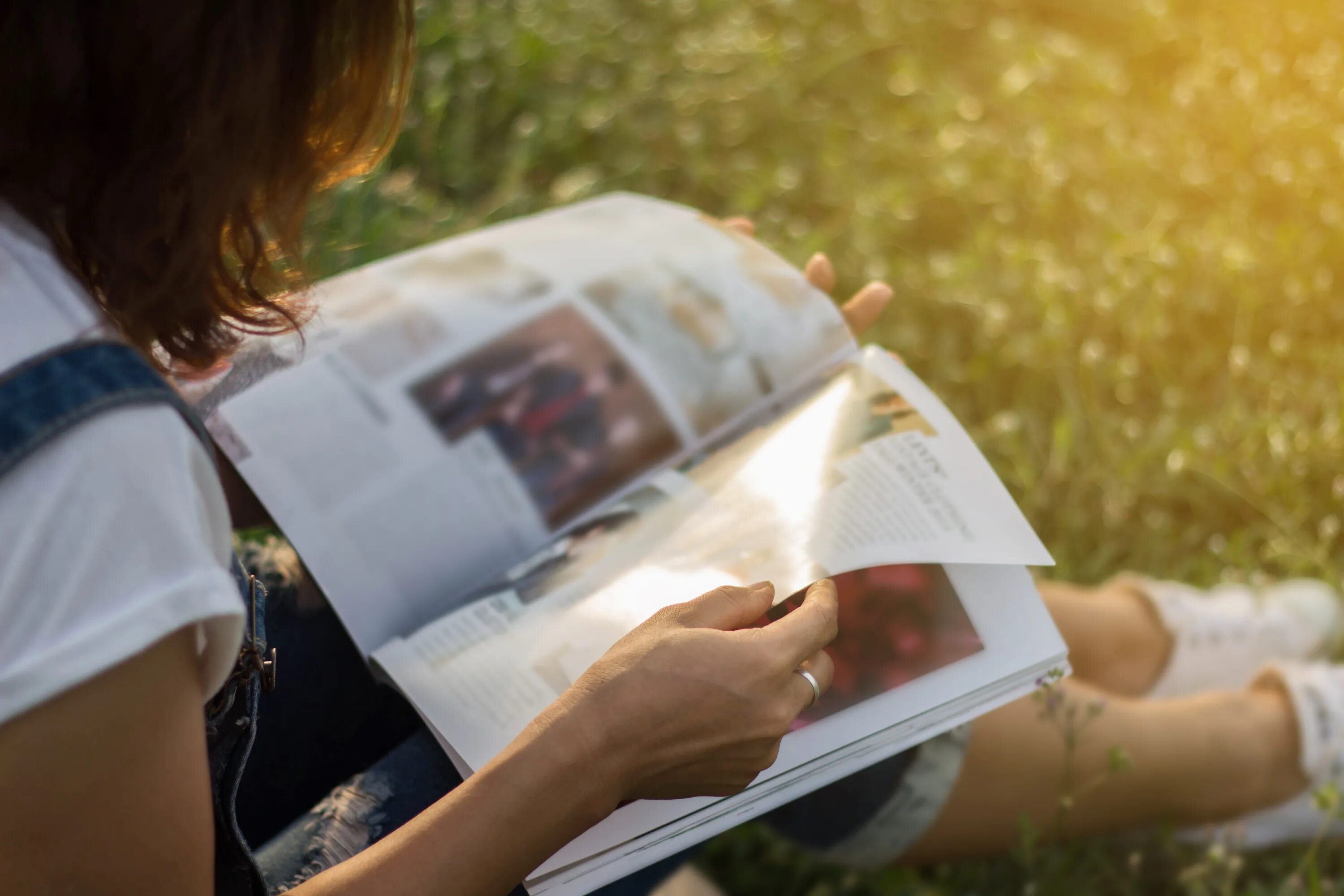 I was were reading a newspaper. Девушка с журналом в руках. Девушка читает журнал. Человек читает. Человек с журналом в руках.