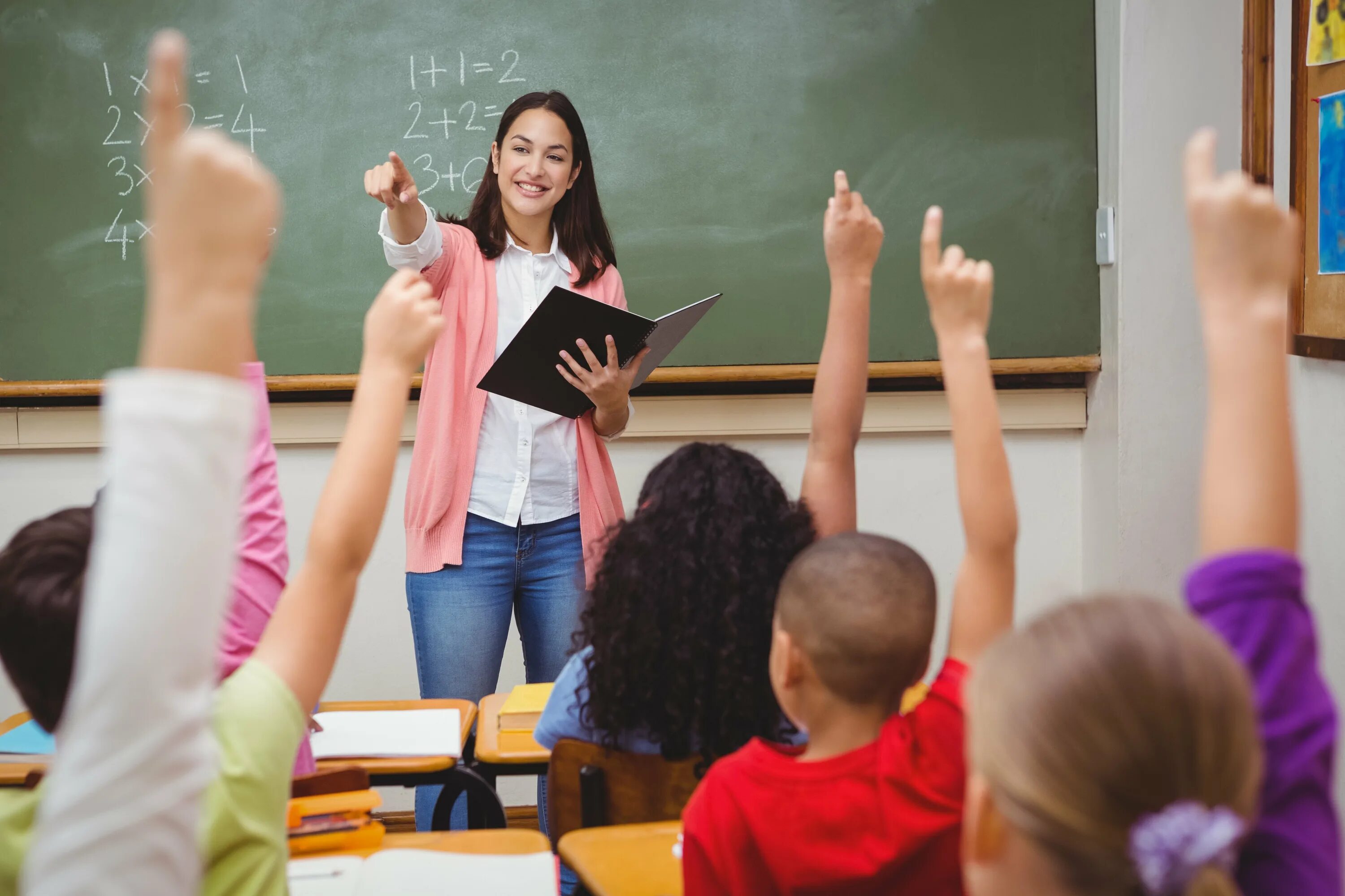 Teachers to come first. Учитель. Учительница в классе. Молодые педагоги. Педагог в классе.