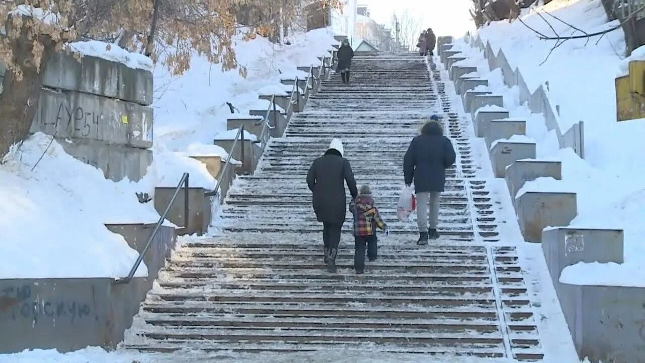 Поселок Котельщиков в Бийске. Обледеневшие ступеньки. Ступеньки зимой. Обледенелая лестница. Будни кирдыксель