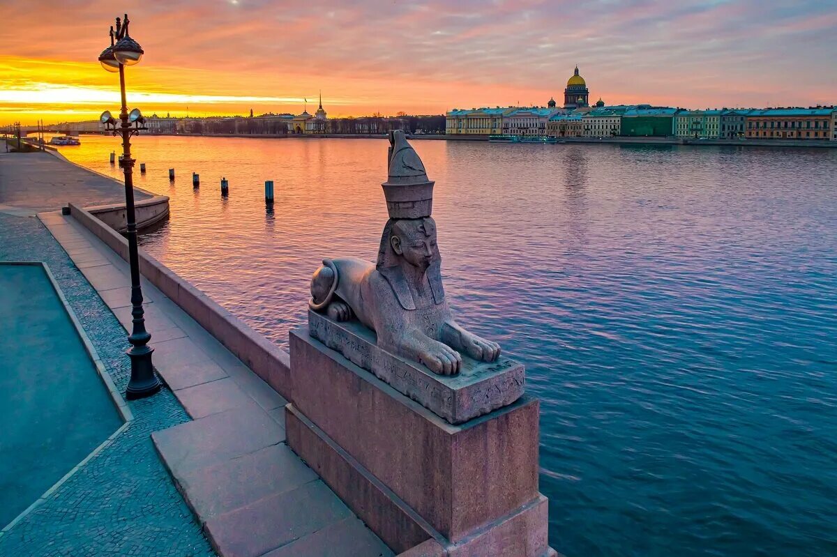 Сфинксы в питере. Сфинксы в Санкт-Петербурге на Университетской набережной. Набережная со сфинксами у Академии художеств. Сфинксы на Университетской набережной. Мост со сфинксами в Санкт-Петербурге на Неве.