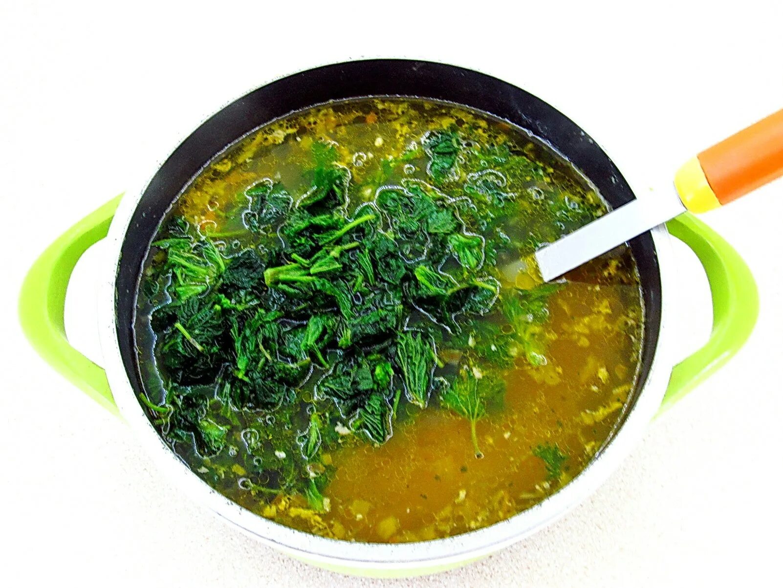 Крапивный суп польза. Суп из крапивы. Суп из крапивы с консервами. Дагестанские блюда из крапивы. Крапивный суп вид сверху.