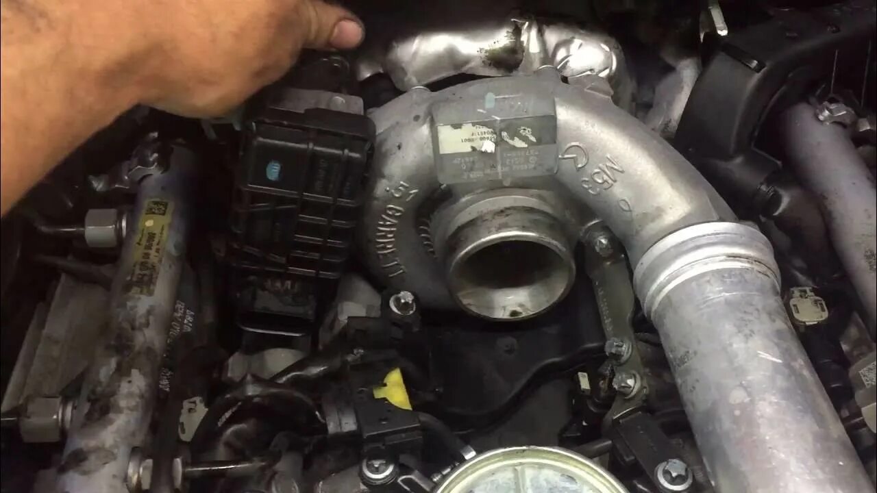 Mercedes 320 cdi OM642 no oil to turbo. - YouTube