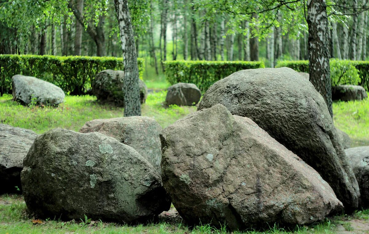 Stone park. Парк камней Пермь. Парк валунов в Минске. Парк Первоуральск валуны. Музей валунов Беларусь.