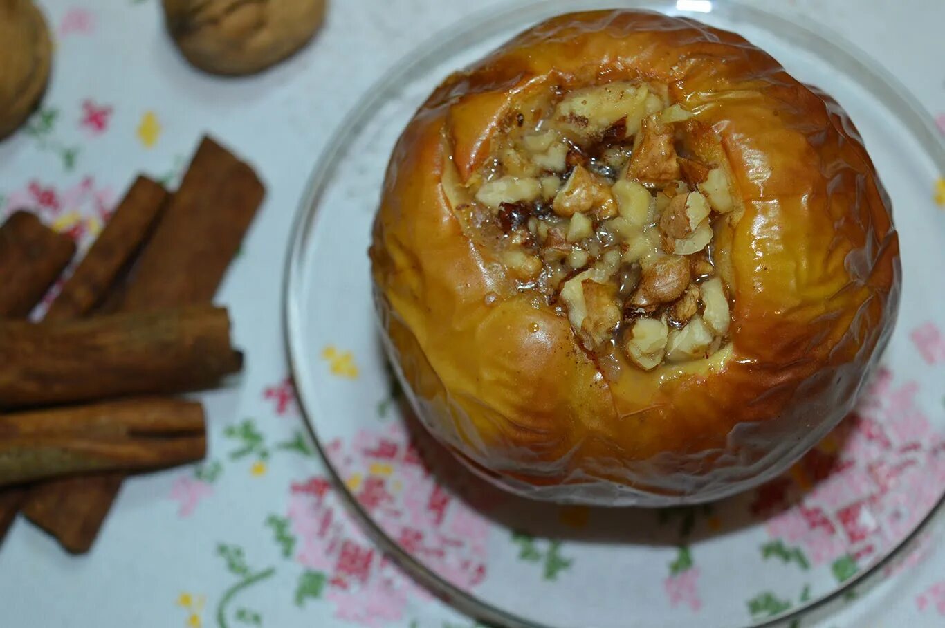 Печеное яблоко с орехами. Запеченные яблоки с орехами. Печеное яблоко с грецким орехом. Запеченные яблоки с грецким орехом. Печеные яблоки с орехами и медом.