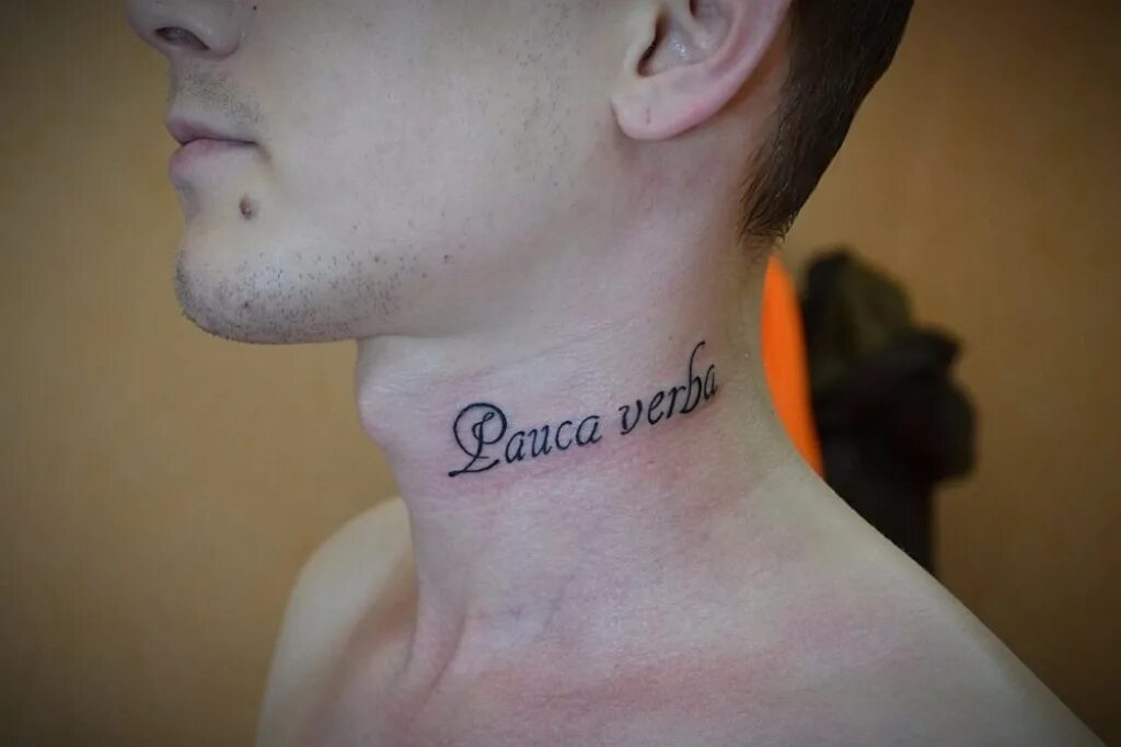 Надписи на шею мужские. Tatoo nadpis na Shee. Тату на шее. Надпись на шее. Татуировки мужские на шее.