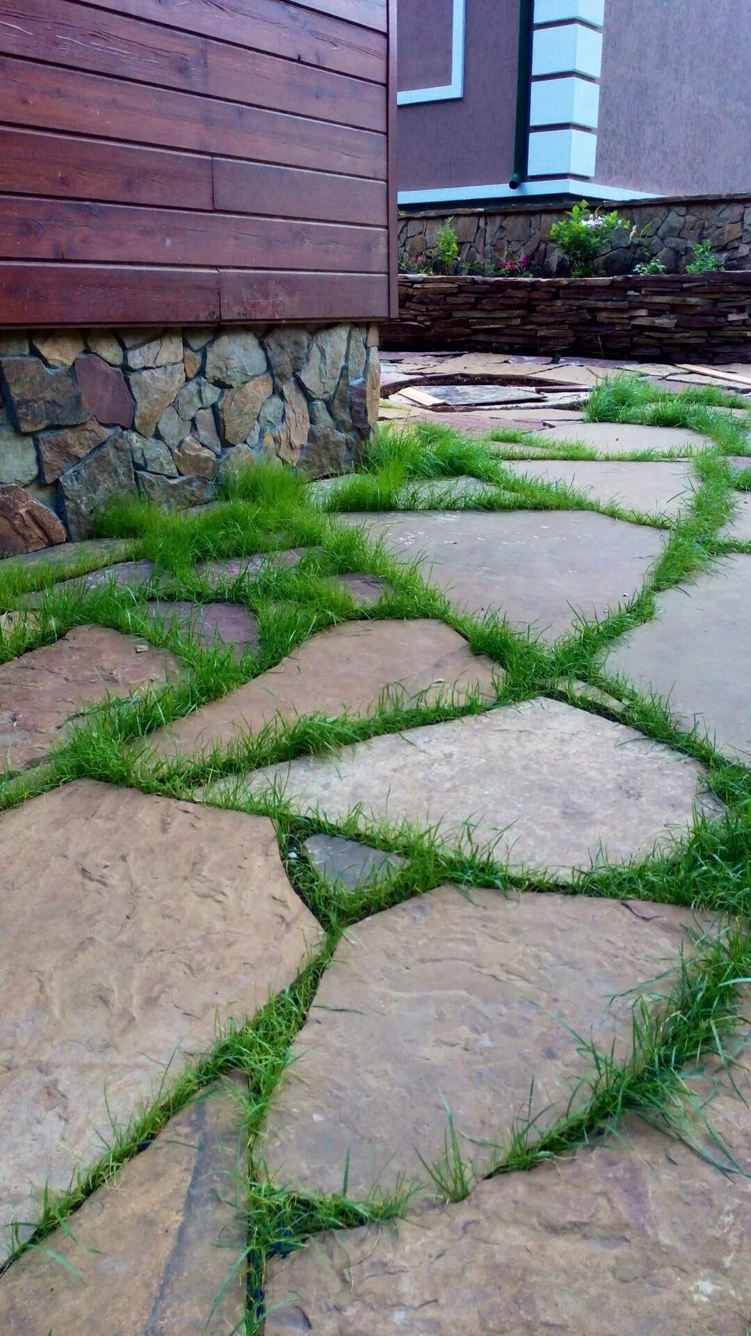 Мощение плитняком. Мощение дорожек галтованным камнем. Плитняк для садовых дорожек. Песчаник плитняк для дорожек. Мощение песчаником.