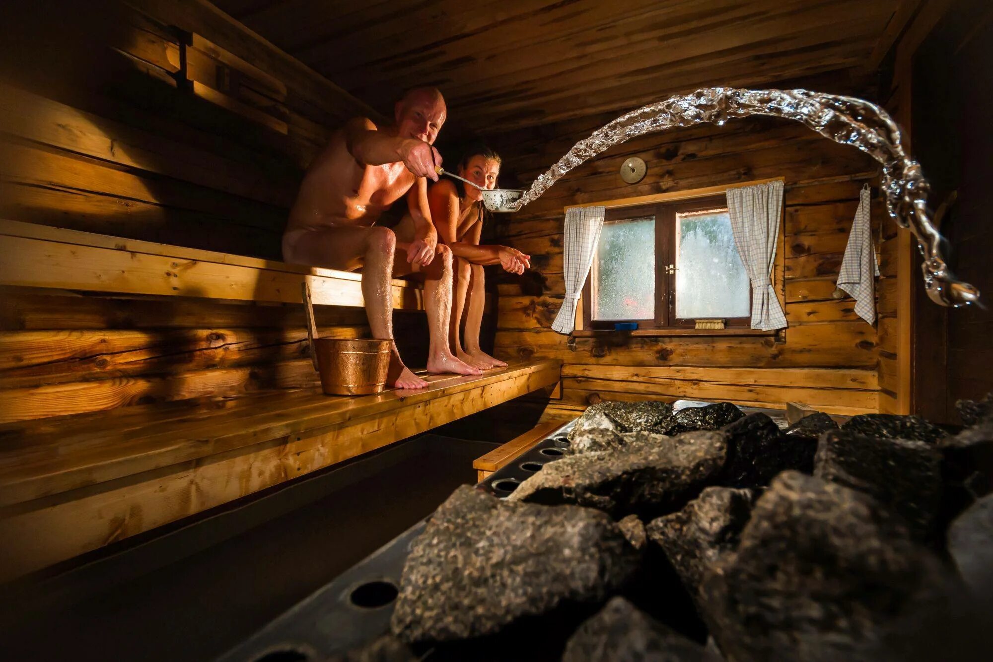 Бани моются мужчины и женщины. Русская баня. Традиционная баня. Баня в деревне. Баня по русски.