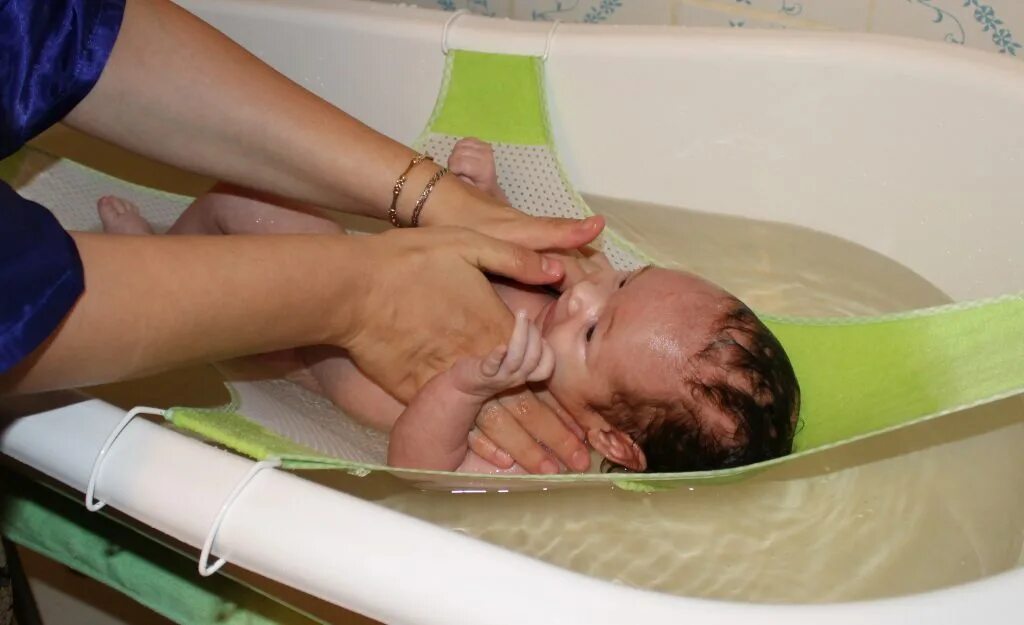 Как правильно купать новорожденного после роддома