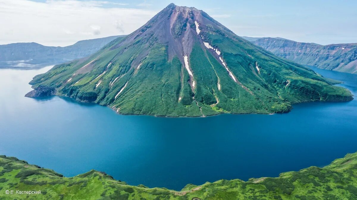 озеро кольцевое. вулкан креницына. вулкан креницына сахалинская область. остров онекотан вулкан креницына. вулкан креницына, курилы.