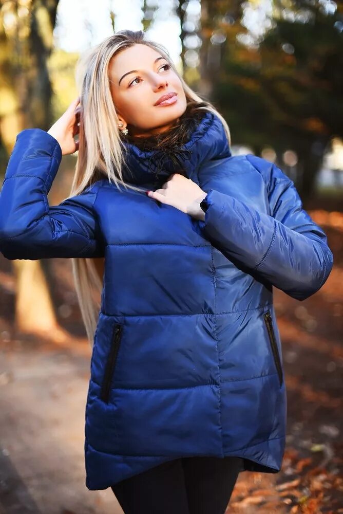 Мужской пуховик nike alnce 550 jckt hd lt. Темно синяя куртка женская. Ярко синяя куртка. Куртка tcm синяя женская. W nsw dwn fill prka.